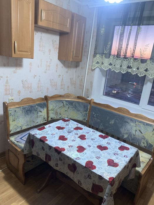 Кухонный гарнитур, стол, стулья и диванчик