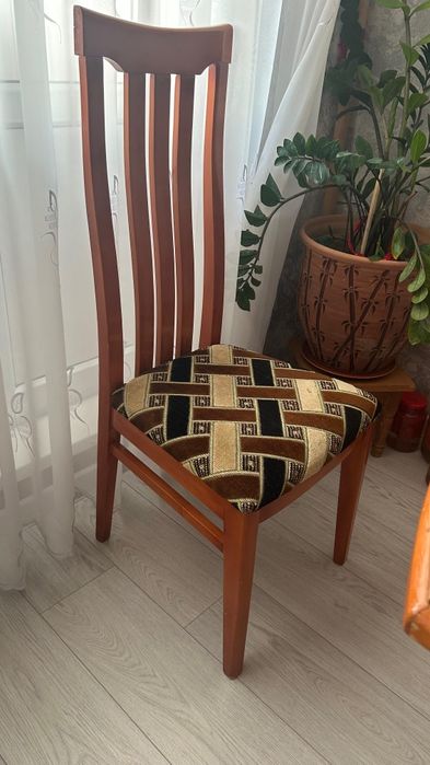 Продам деревянный стол и 6 стульев