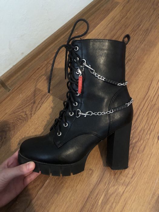 Черни боти с връзки
