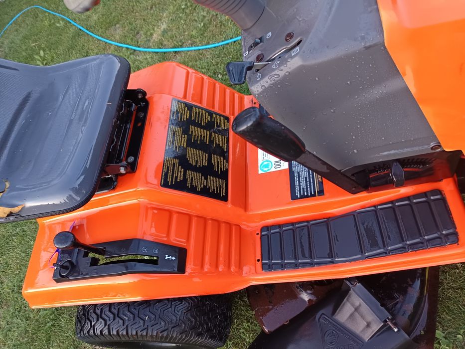 Tractoras tuns iarba