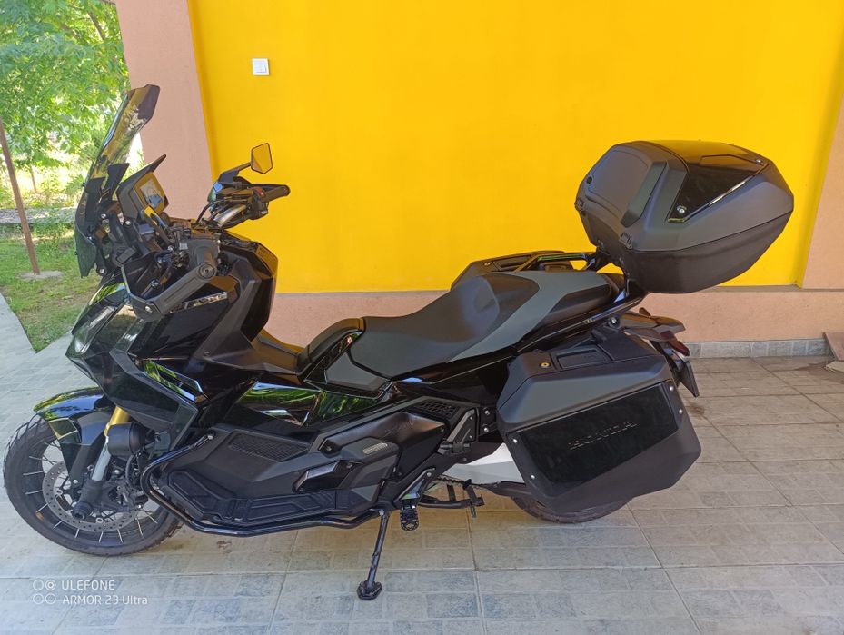 Honda Xadv 750 anul 2025 la 4700 km, in garanție, full echipată