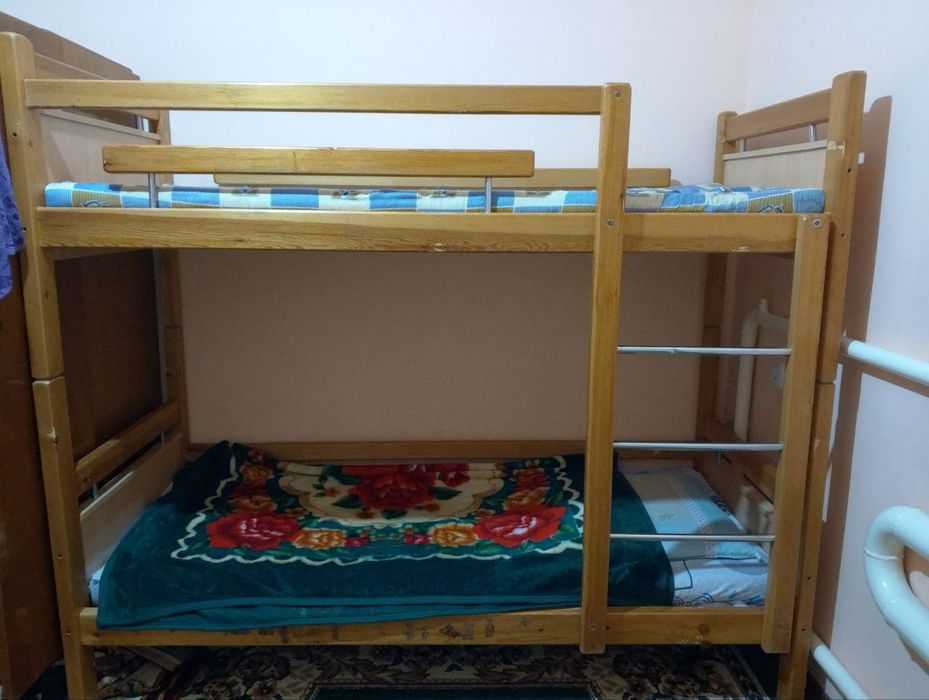 Детская кровать деревянный в месте постелем. б/у