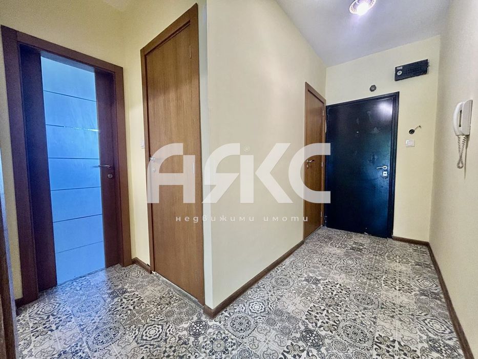 Тристаен апартамент в кв. Дружба 2