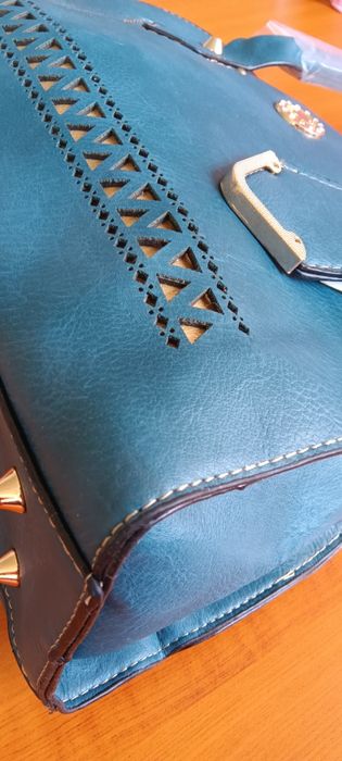 Тъмно синя дамска чанта кожа с две основни дръжки (допълнителна дълга дръжка с регулация) и цип в горната част. С три вътрешни отделения, едното от ко