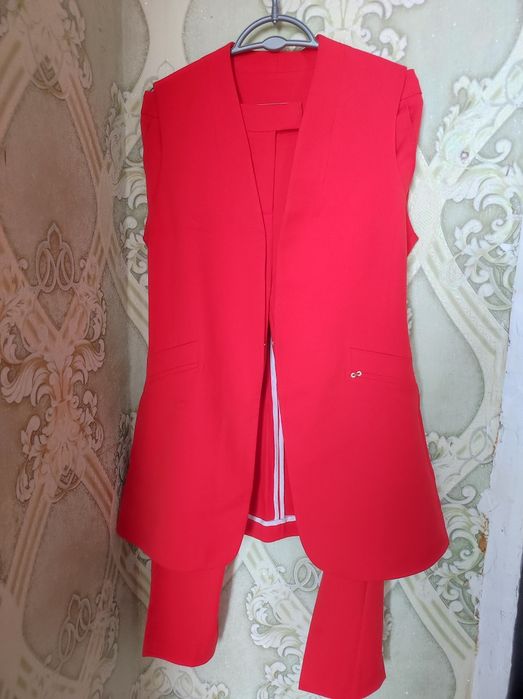 Продам костюмы женские