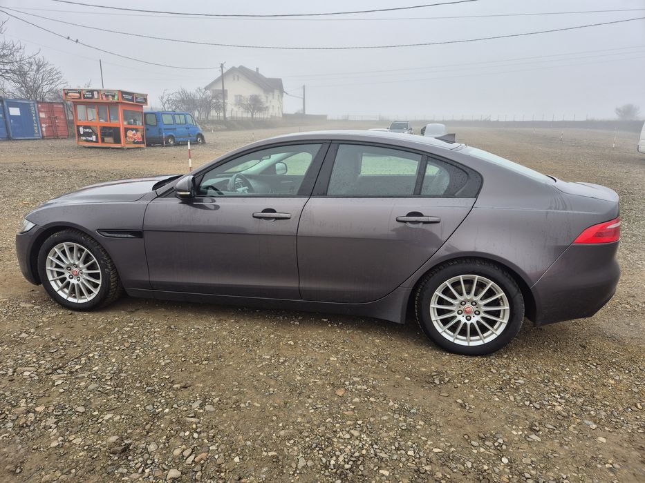 Jaguar XE  2.0 diesel 180 CP  cutie automată  2015
