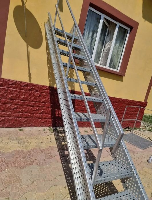 Scări metalice zincata