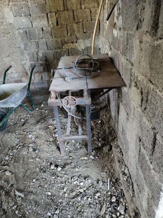 Vând cilcular de tăiat lemne are și abric pe ia