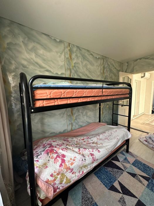 Диван и двухярусный кровать