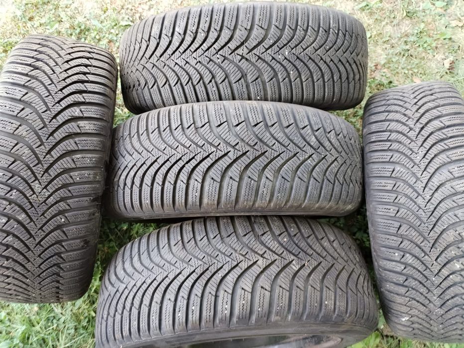 Roți de mașină  echipate cu cauciucuri de iarnă
