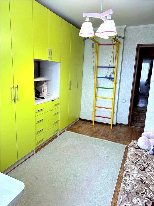 а Продам 3 комнатную Улучшенной план 8 микрорайон