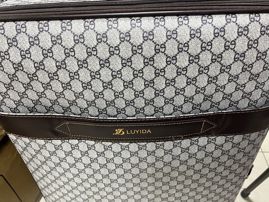 Продам чемодан новый