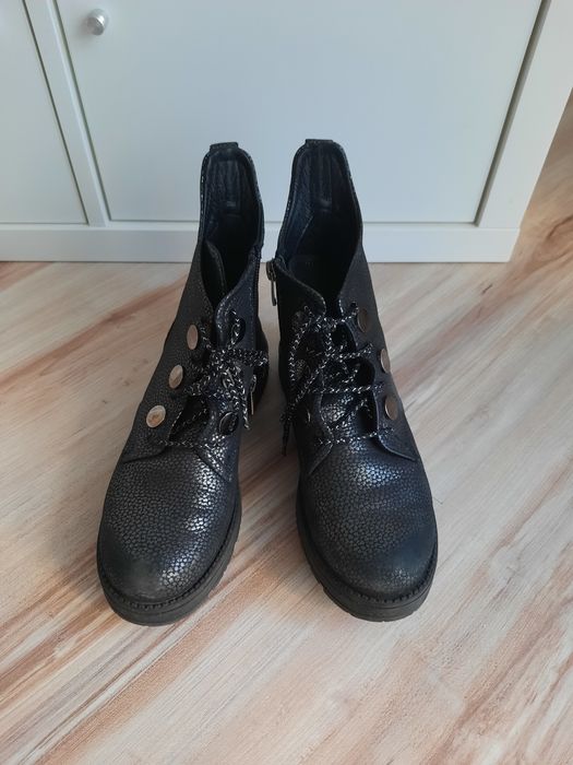 Продам детские ботинки