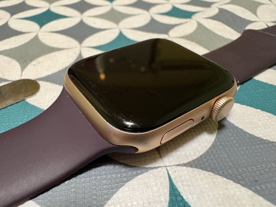 Apple Watch SE 44mm Gold GPS