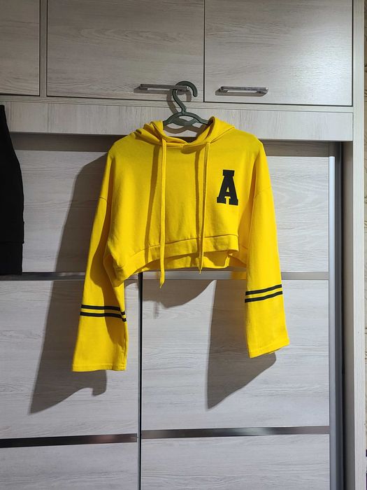 топ с длинными рукавами и капюшоном