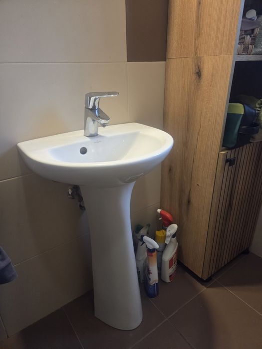 Lavoar alb baie, 44.5cm, cu piedestal ceramica.  in stare foarte buna.