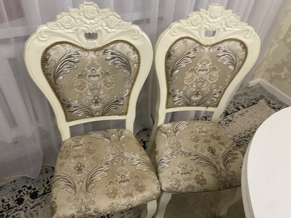 Продам  Стол и стулья