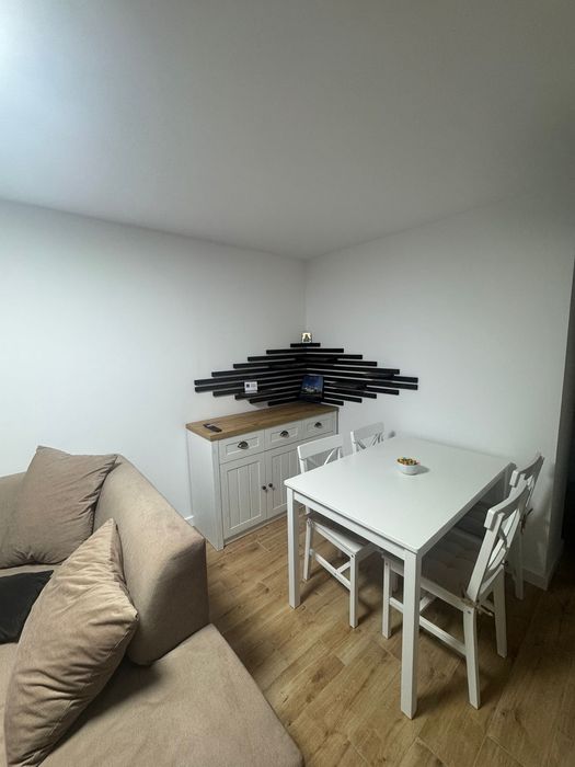Inchiriez apartament la casa.