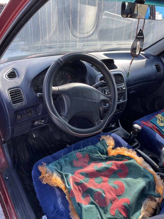 Проадам машину Митсубиси CARISMA