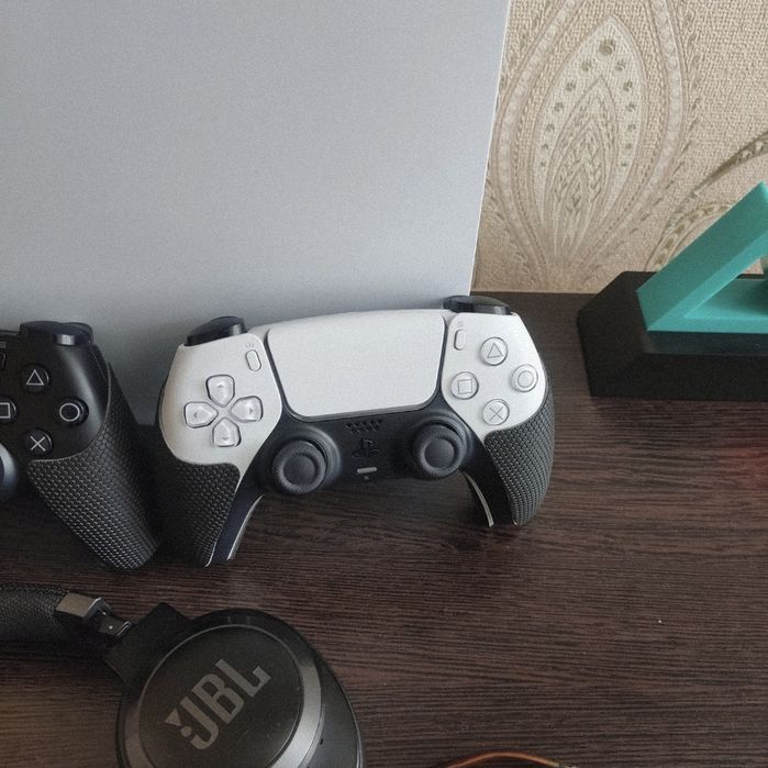 Обменяю/Продам Playstation 5 с дисками и 2 джойстиками на Meta Quest 3