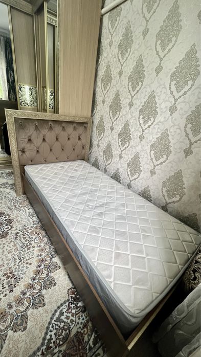 Кровать с матрасом