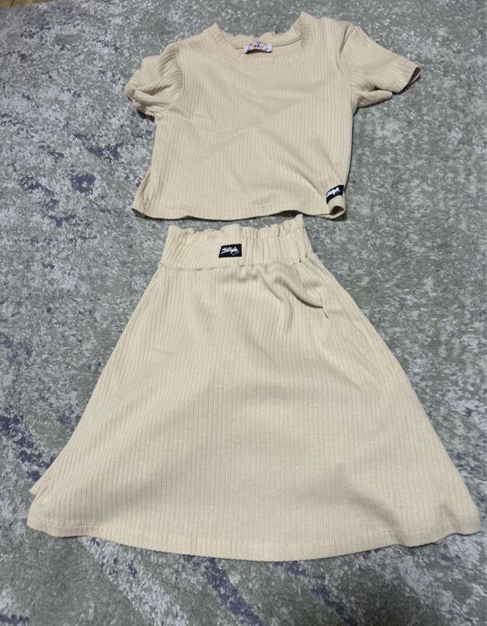 Комплект от блузка и поличка.