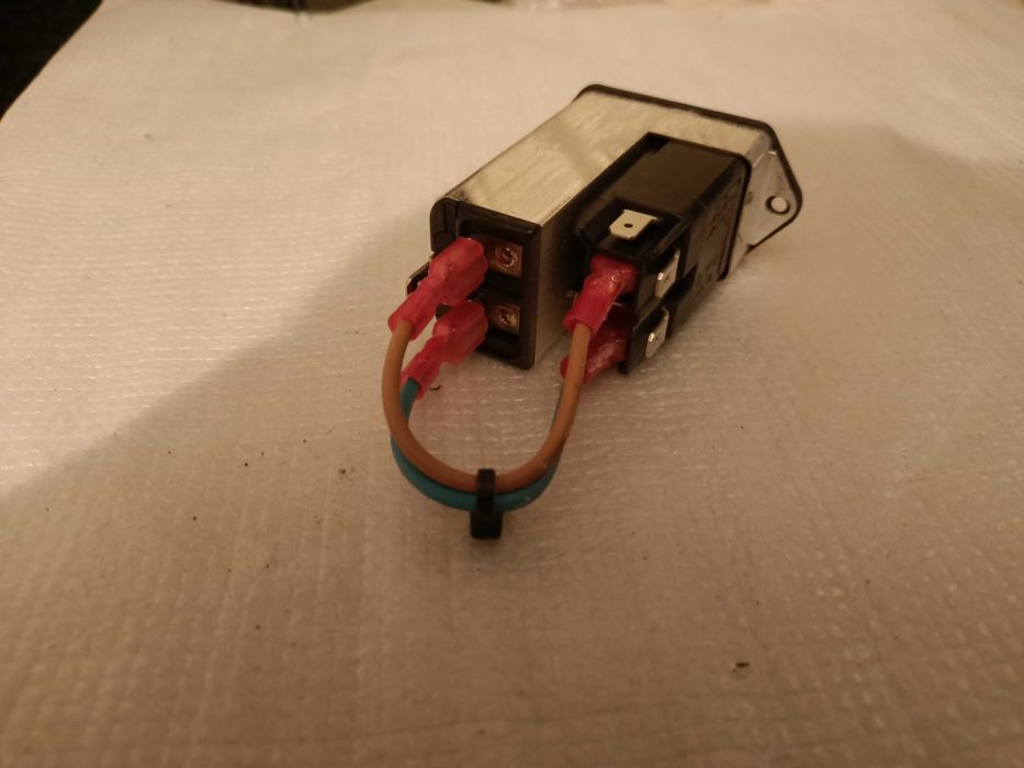 Продам модуль ввода питания с предохранителем.