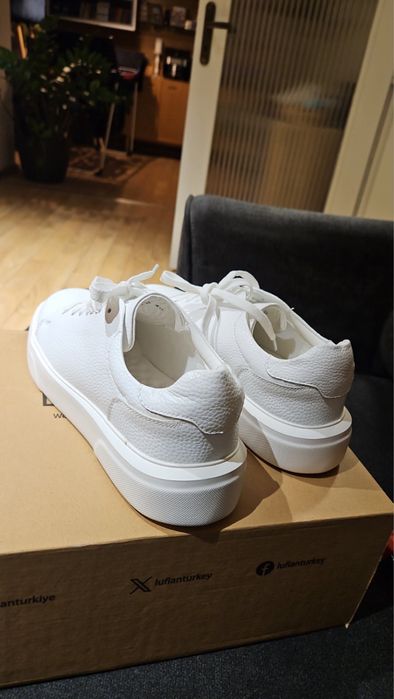 Нови кожени обувки