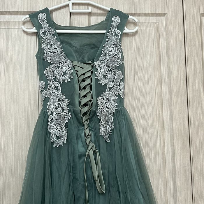 Жасөспірім қыздарға лайық әдемі көйлек.