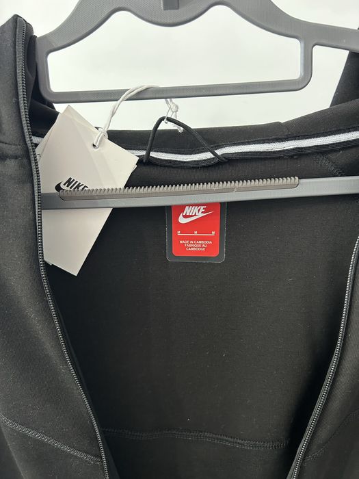 Nike tech negru.