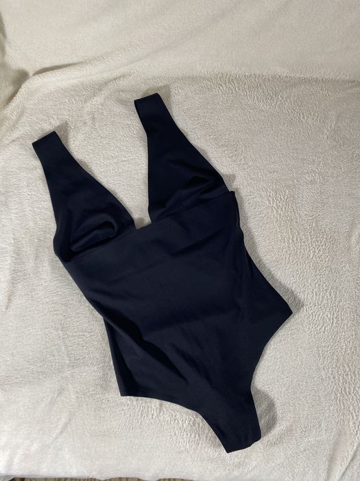 Body negru decoltat