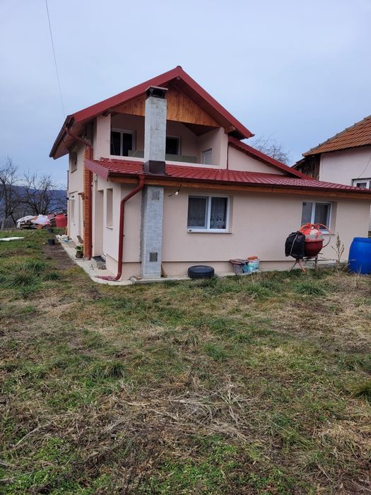 Vând casă într-o zonă superbă