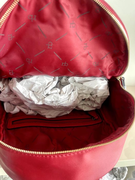 Roccobarocco дамска раница с капси в червено Нова - изкуствена кожа