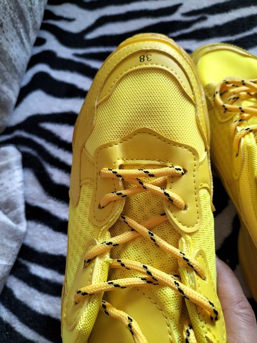 Кроссовки жёлтые