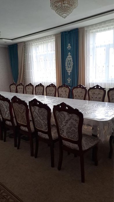 Гостиной стол и стулья