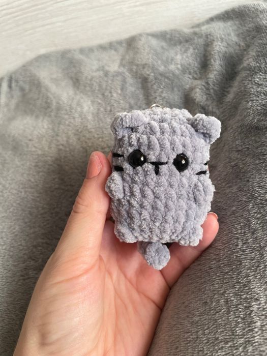 Вязаные игрушки, котик брелок