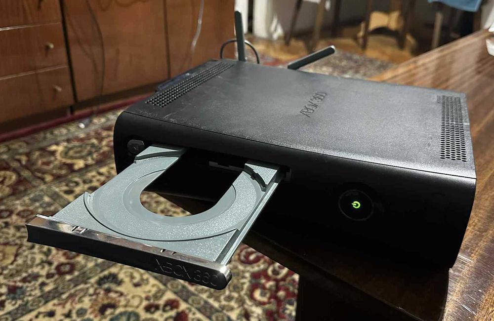 Xbox 360 (120gb HDD) Конзола с Кабел и Една Игра