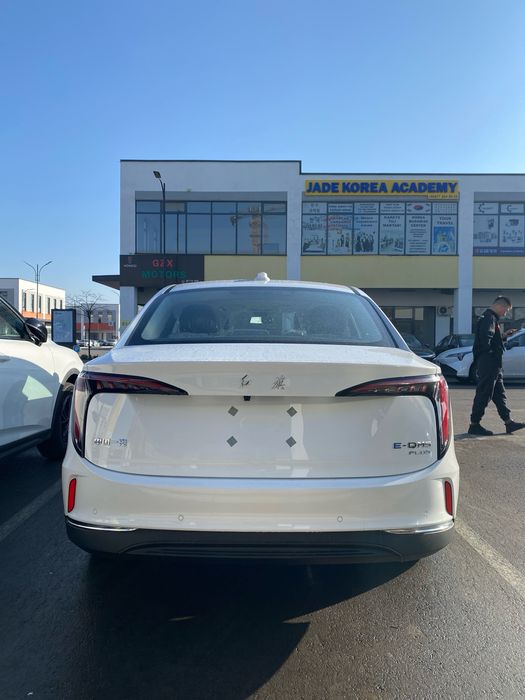 hongqi e-qm5 2025 restyling