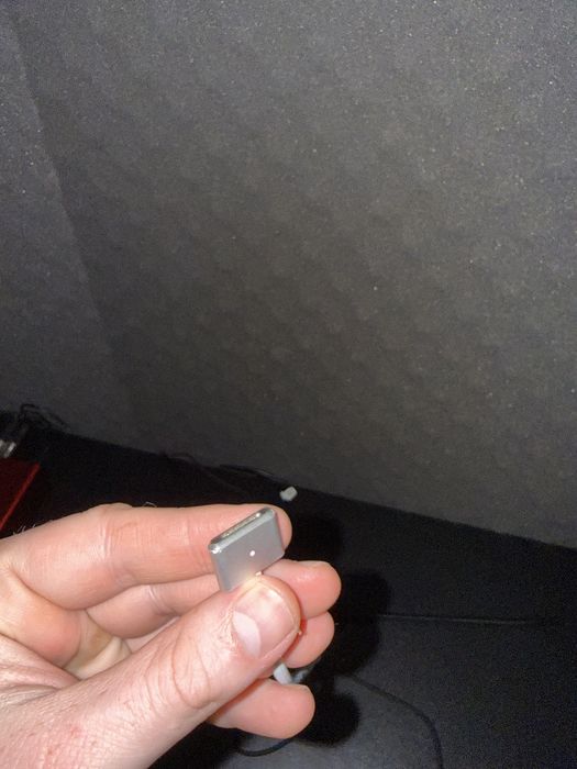 Продам macbook air m2. В хорошем состоянии.