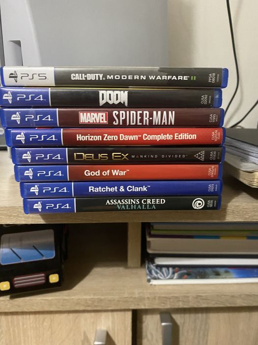 Consola PlayStation 5 cu disc si 8 jocuri