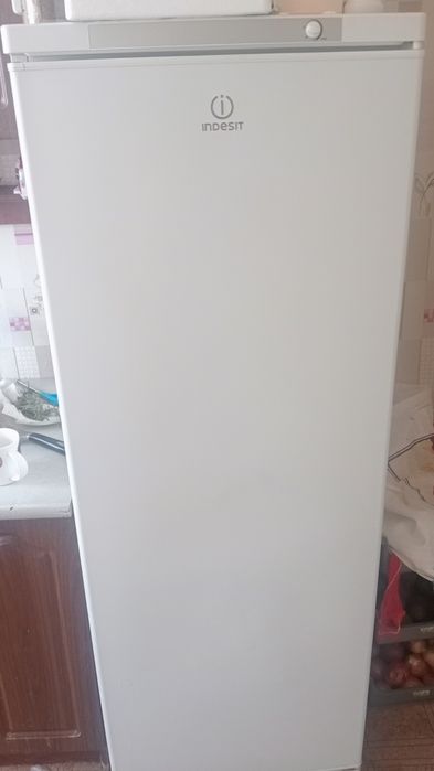 Морозильник белого цвета