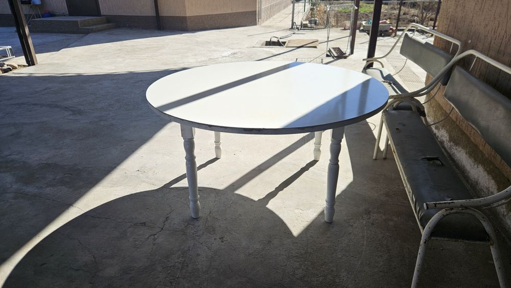 Продам стол диаметр 1.5 м 20000 тг