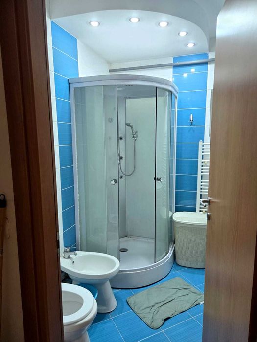 Ofer spre închiriere apartament cu 2 camere situat în Arad, zona UTA, complexul ARED, bloc R5, etaj 1.