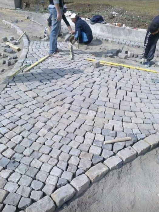 Vând piatră cubică naturală și montez