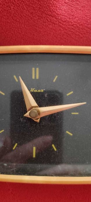 Часы настольные продам