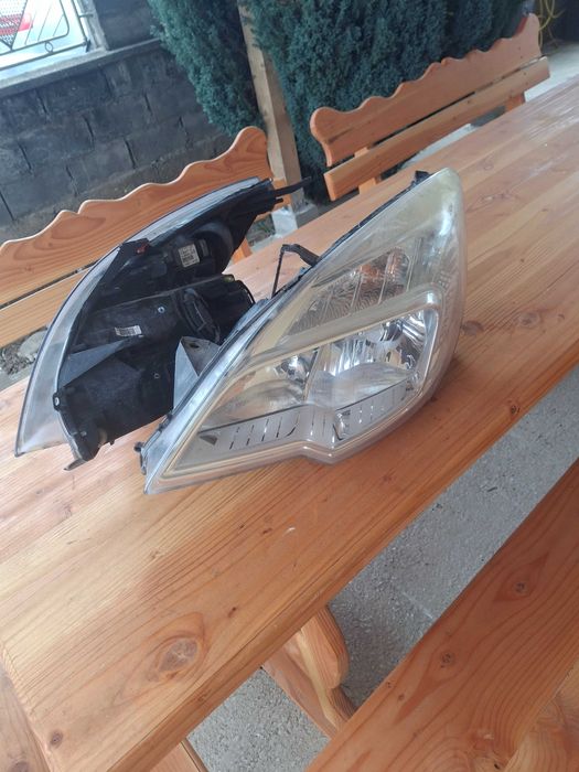 Фарове  ляф и десен за опел мерива 2010-2016г в добро състояние