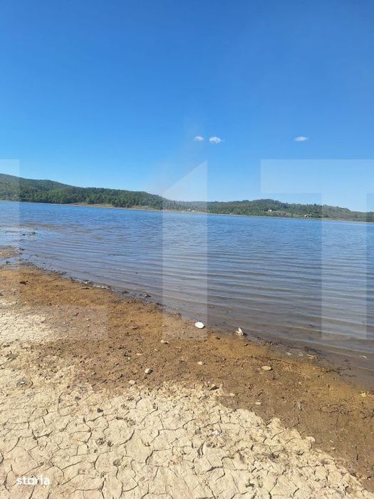 Teren de vanzare 1.600 mp cu deschidere la lac – zona Lacul Surduc