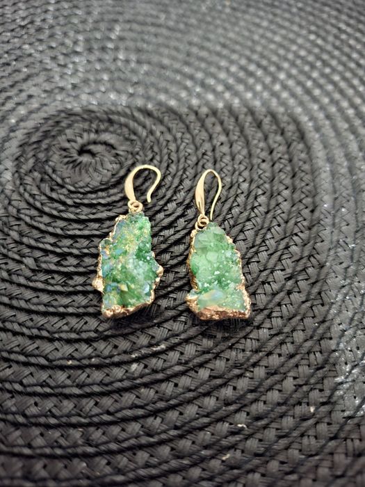 Cercei cuart Aura verde placați cu aur 4.7 cm