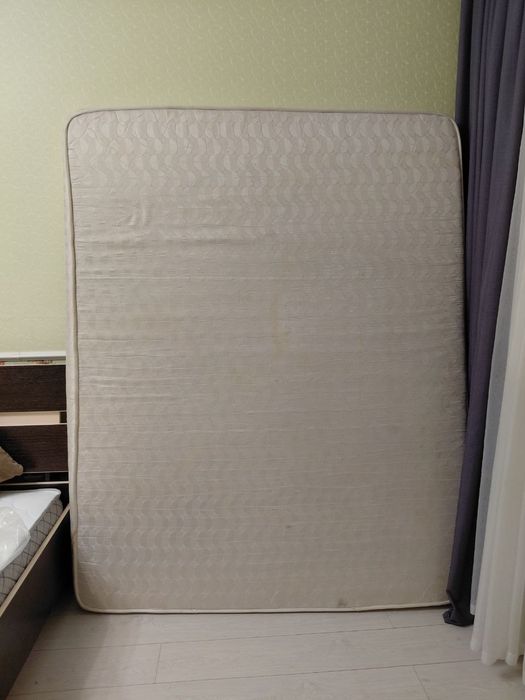 Продам матрас на двухспальную кровать