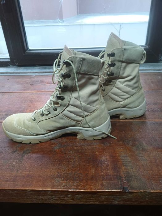 Vând bocanci militari